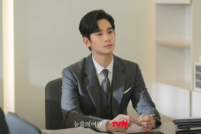 白賢祐縱使受洪家的各種折磨，依然忠心以法律保護集團利益