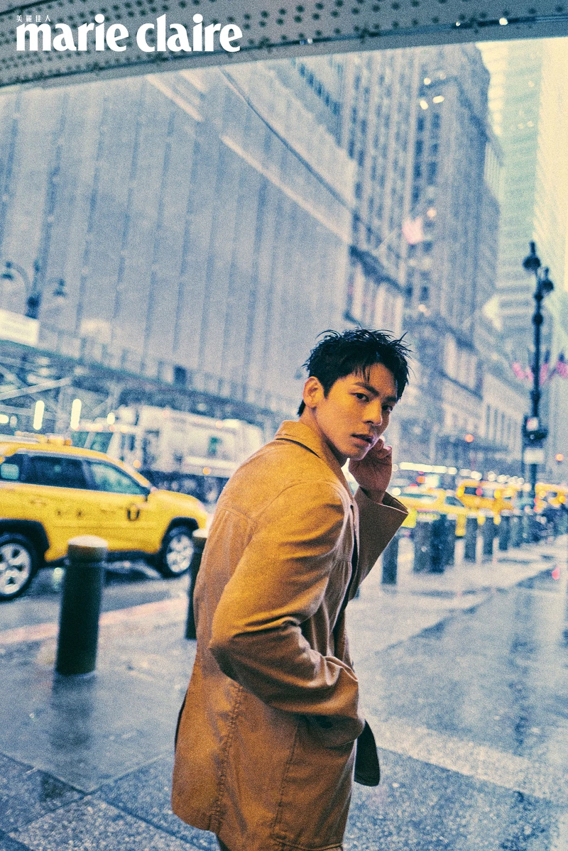 卡其色西裝外套，Coach。