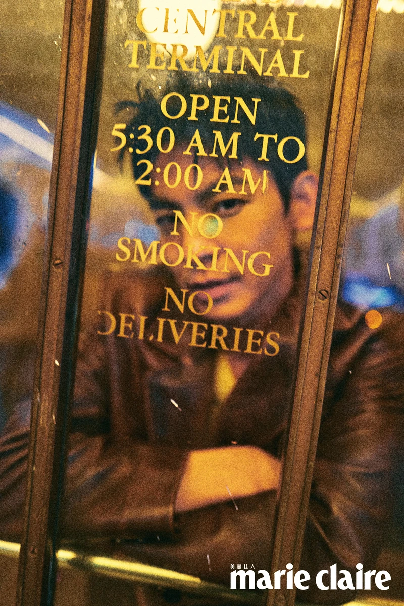 咖啡色皮質西裝外套、黃色條紋背心，Both by Coach。