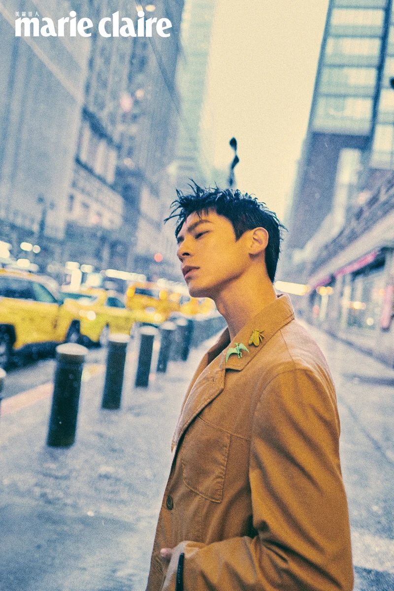 卡其色西裝外套、蒼蠅恐龍不對稱胸針，both by Coach。