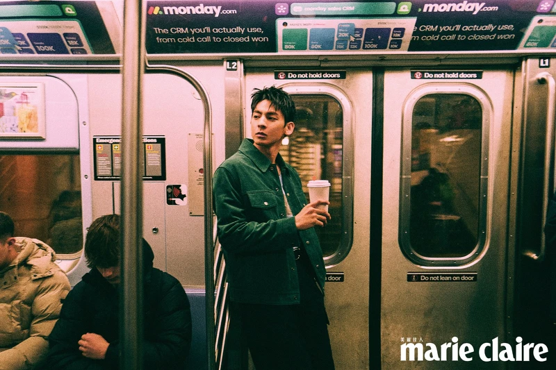 綠色麂皮夾克、藍色條紋背心、黑色寬褲、皮帶，all by Coach。