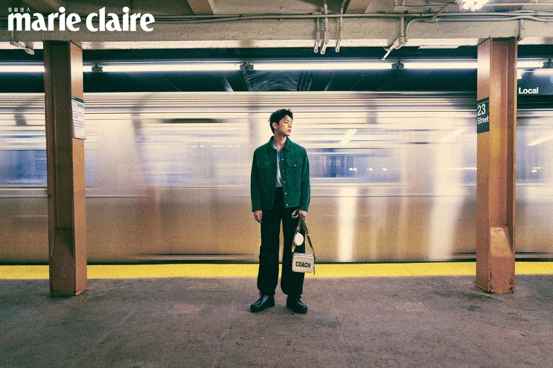 綠色麂皮夾克、藍色條紋背心、黑色寬褲、皮帶、黑色長靴，all by Coach。