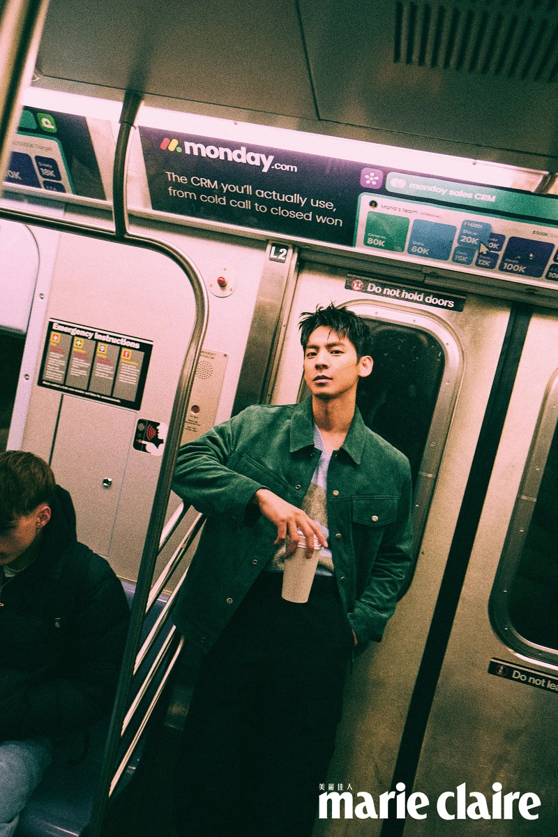 綠色麂皮夾克、藍色條紋背心、黑色寬褲、皮帶，all by Coach。