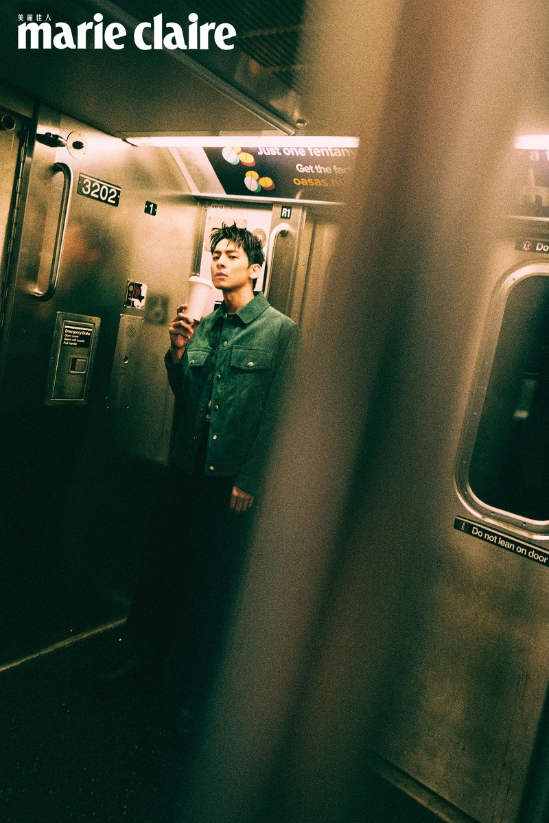 綠色麂皮夾克、藍色條紋背心、黑色寬褲、皮帶、黑色長靴，all by Coach。