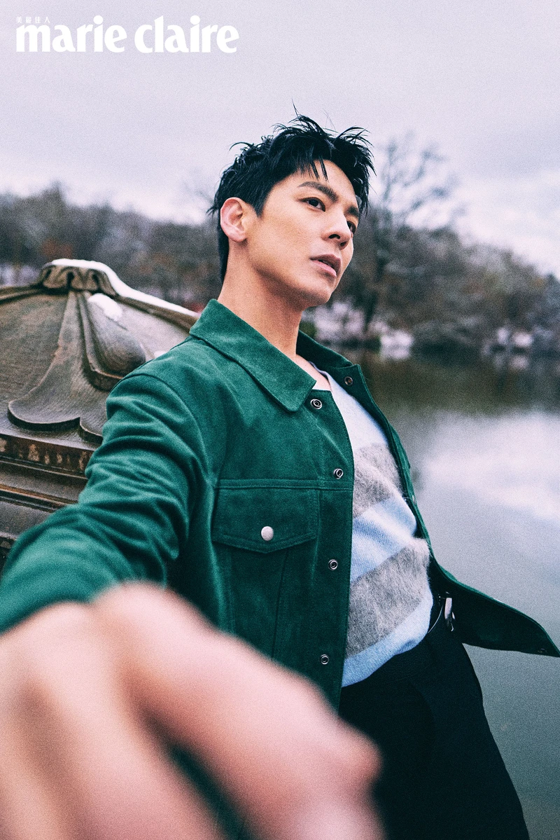 綠色麂皮夾克、藍色條紋背心、黑色寬褲、皮帶，all by Coach。