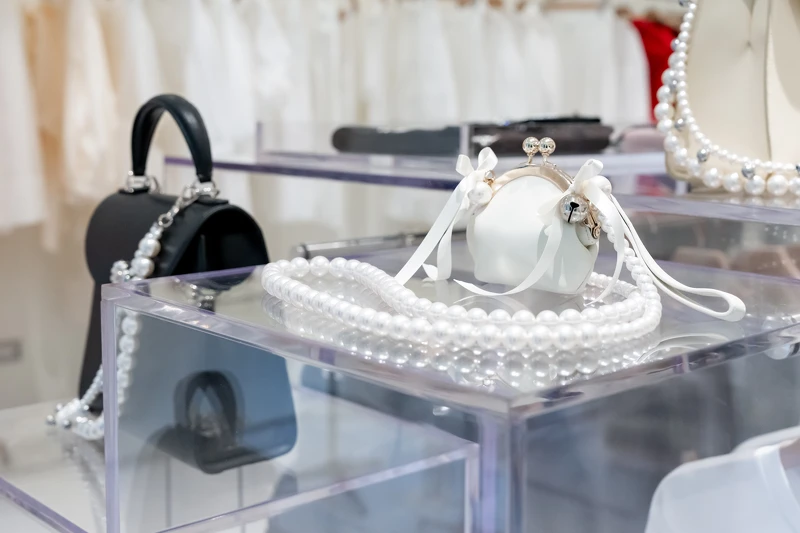 開幕限定珍珠揹帶零錢包。