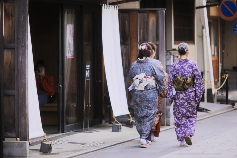 換上一件應景的和服融入古樸的街景中漫步。 換上一件應景的和服融入古樸的街景中漫步。