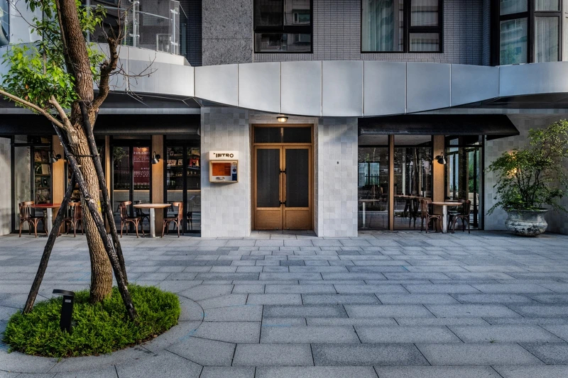 位在士林的「INTRO」日間是愜意的早午餐餐廳，週末夜晚則化身為氣氛滿點的餐酒館。