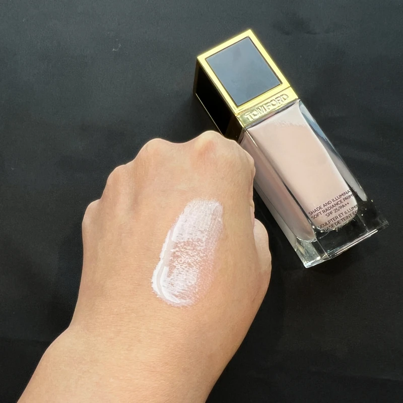 Tom Ford最上鏡巨星光影妝前乳質地示意。 Tom Ford最上鏡巨星光影妝前乳質地示意。