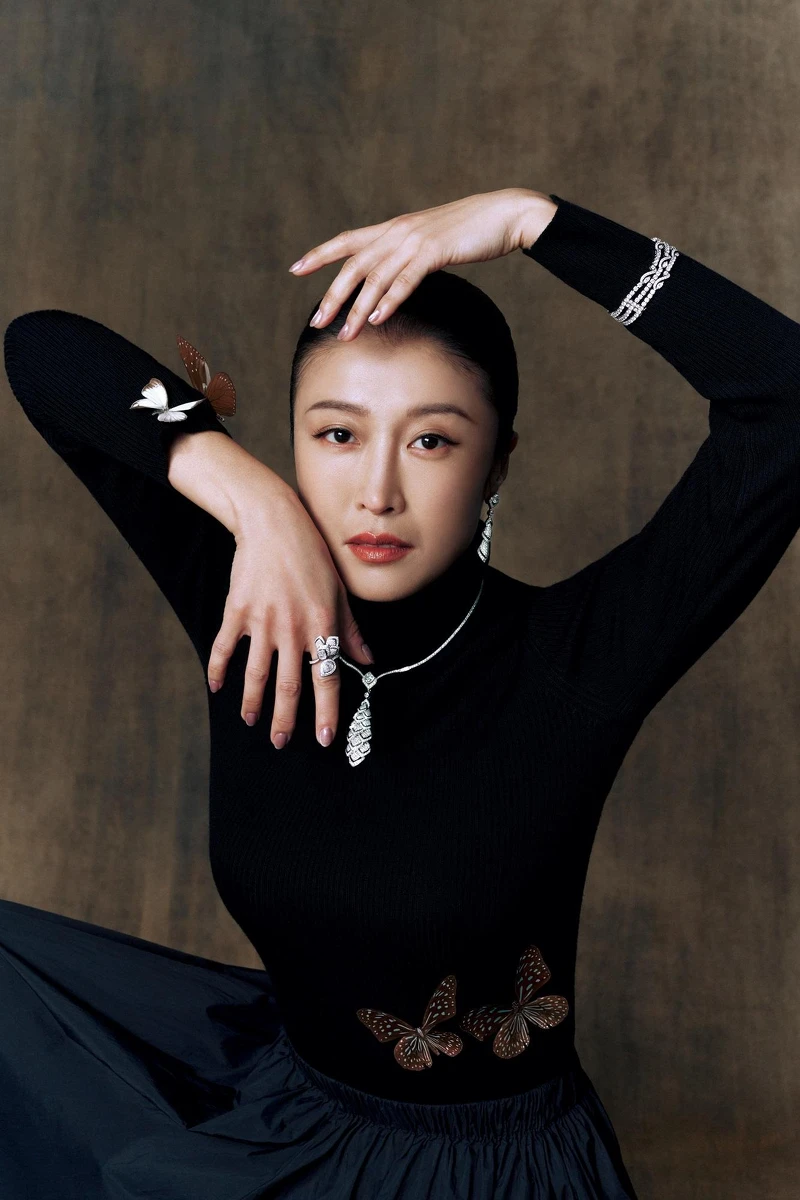 旅美舞蹈家簡珮如配戴全球首度曝光的Metamorphosis by De Beers高級珠寶系列中的Spring新品。