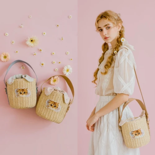 Paul & Joe X Grace Gift聯名小棕貓電繡大頭藤編手提肩背水桶包(粉、藍),NT1,680 Paul & Joe X Grace Gift聯名小棕貓電繡大頭藤編手提肩背水桶包(粉、藍),NT1,680