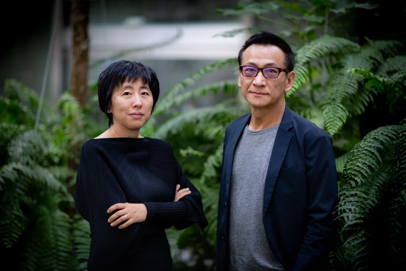 第60屆威尼斯雙年展台灣館代表藝術家袁廣鳴(右)與策展人陳暢(左)。 第60屆威尼斯雙年展台灣館代表藝術家袁廣鳴(右)與策展人陳暢(左)。