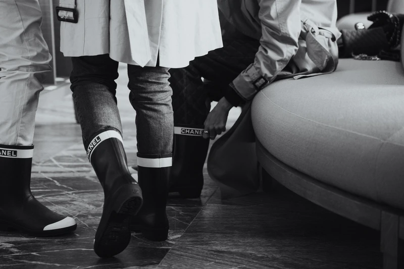 穿上香奈兒準備的雨靴。 穿上香奈兒準備的雨靴。