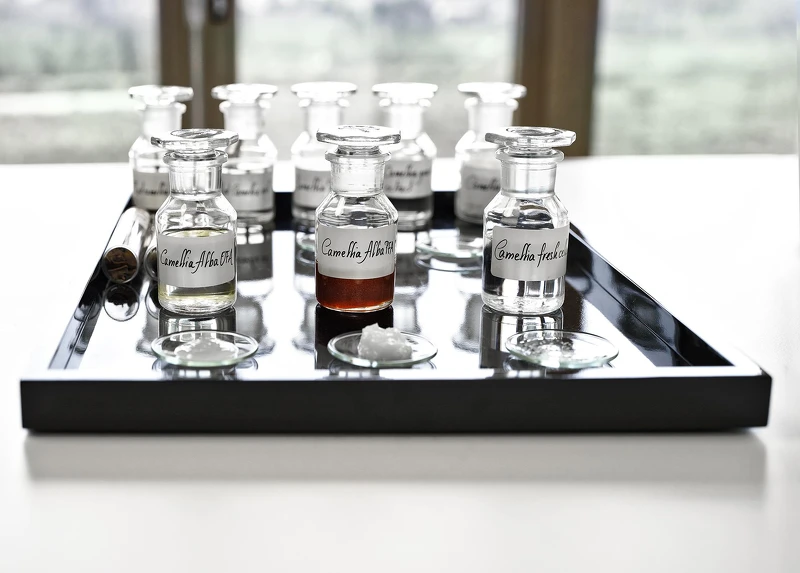 植物分析實驗室位於與花田最靠近的位置,將從採摘到研究的時間以及對環境的影響降至最低。 植物分析實驗室位於與花田最靠近的位置,將從採摘到研究的時間以及對環境的影響降至最低。