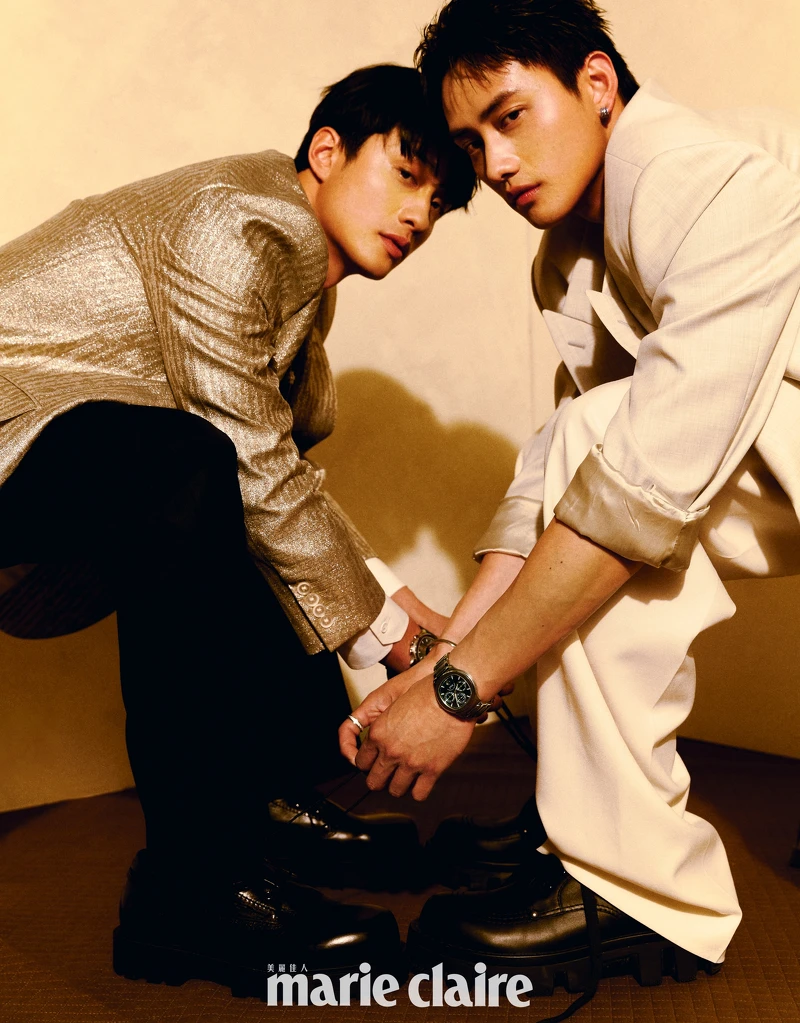 劉俊謙／金色亮澤寬鬆版型外套、Celine Homme；白色襯衫、黑色經典喇叭褲，both by Louis Vuitton；黑色繫帶皮鞋，Givenchy；Polo系列冰河藍自動上鍊計時碼錶、Possession系列18K白金鑽石戒指，all by Piaget。范少勳／石灰色羊毛尖角翻領雙排扣外套、白色超合身背心、石灰色羊毛寬版西裝褲，all by Givenchy；黑色繫帶皮鞋，Louis Vuitton；Polo 系列礦石綠超薄萬年曆自動上鍊腕錶、Possession 系列18K白金鑽石項鍊、藍寶石耳環、鑽石戒指，all by Piaget。