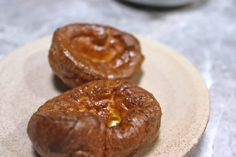 隨餐也附上 Intro 招牌的約克夏布丁麵包，與生魚塔塔的風味也十分搭襯。