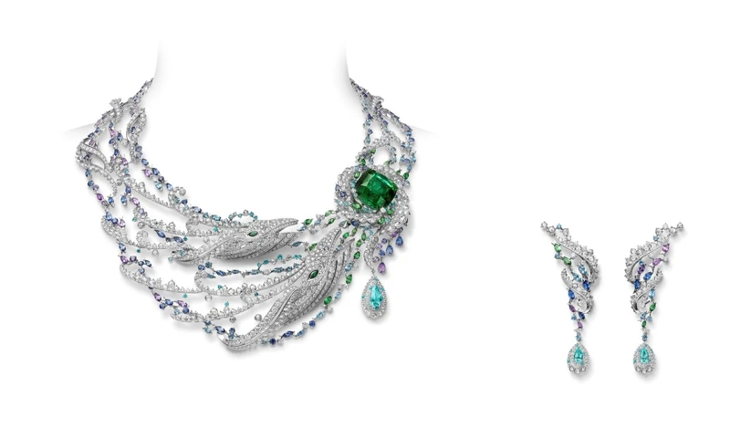 項鍊：18K白金鑲嵌鑽石、藍寶石、石榴石、海藍寶石與碧璽，其中包括一顆重約6.58克拉海藍寶石，與一顆重約41.54克拉綠色碧璽，其中綠色碧璽可拆下作胸針搭配使用，參考價格NT$ 27,100,000 耳環：18K白金鑲嵌鑽石、藍寶石、石榴石、海藍寶石與碧璽，其中包括2顆重各約0.49克拉與0.57克拉海藍寶石，參考價格NT$ 3,490,000
