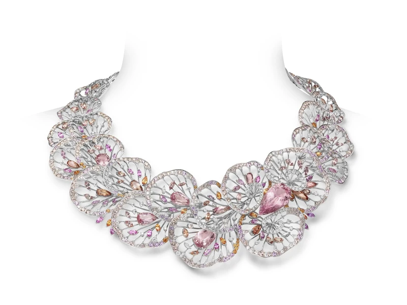 項鍊：18K白金，鑲嵌鑽石、藍寶石、石榴石、拓帕石與摩根石，其中包括一顆重約16.47克拉摩根石，參考價格NT$ 16,200,000