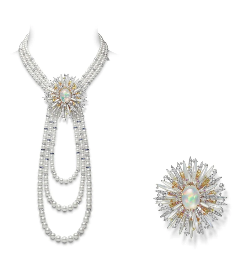 胸針：18K白金與18K黃金，鑲嵌鑽石、藍寶石、石榴石、白南洋珍珠母貝與一顆蛋白石重約14.05克拉，參考價格NT$ 6,720,000 項鍊：18K白金，鑲嵌鑽石、藍寶石，搭配日本Akoya珍珠(尺寸約4.50-8.49mm)，參考價格NT$ 3,080,000