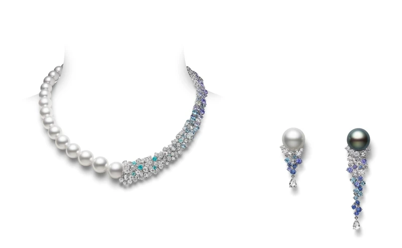 項鍊：18K白金鑲嵌鑽石、丹泉石、藍寶石、海藍寶石與碧璽，搭配白南洋珍珠(尺寸約8.50-13.70mm)，參考價格NT$ 6,910,000 耳環：18K白金鑲嵌鑽石、丹泉石、藍寶石與海藍寶石，搭配一顆白南洋珍珠(尺寸約13.5*13.5mm)與一顆黑珍珠(尺寸約13.6*13.5mm)，參考價格NT$ 1,560,000