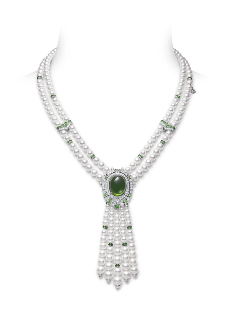 項鍊：18K白金，鑲嵌鑽石、石榴石與綠色碧璽，其中包括一顆重約22.98克拉蛋面形切割的綠色碧璽，搭配日本Akoya珍珠(尺寸約4.00-8.49mm)，參考價格NT$ 3,700,000
