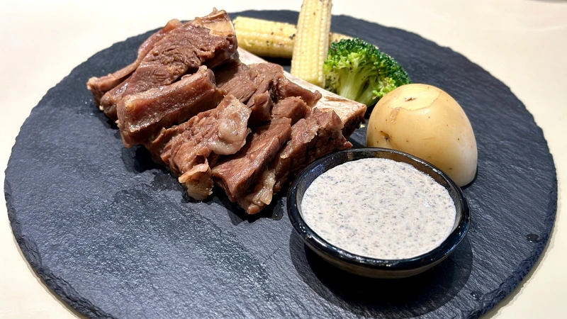 「福寶寶」大安概念店內用套餐的帶骨牛小排 「福寶寶」大安概念店內用套餐的帶骨牛小排