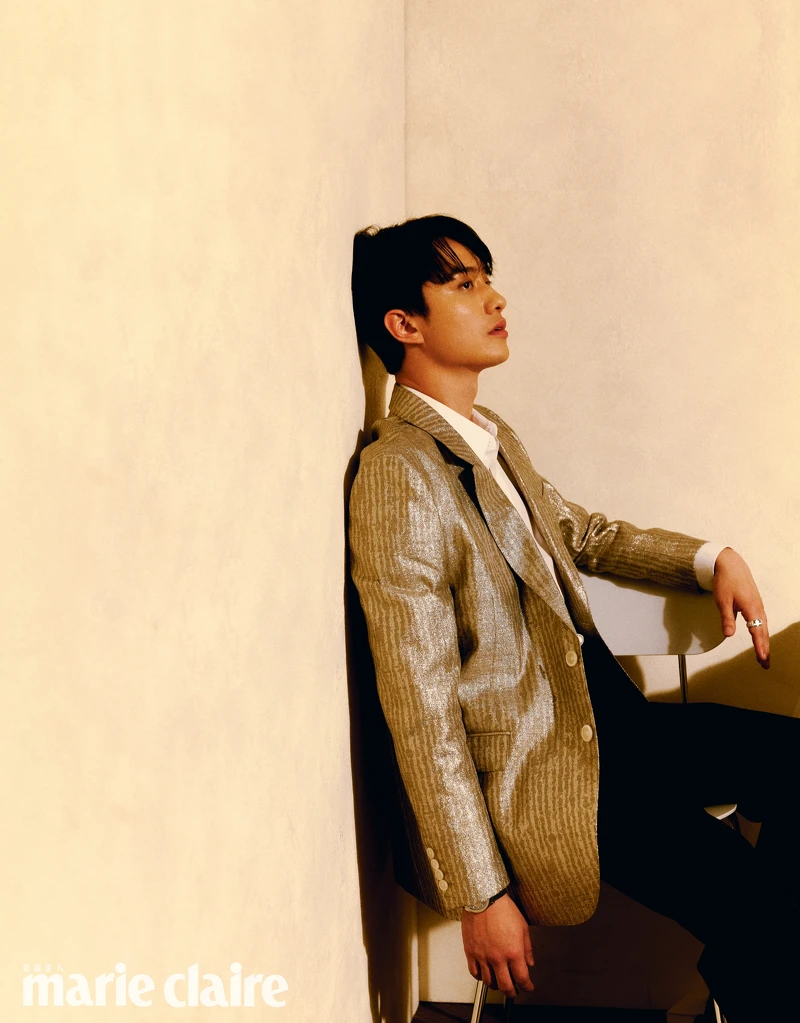 劉俊謙／金色亮澤寬鬆版型外套、Celine Homme；白色襯衫、黑色經典喇叭褲，both by Louis Vuitton；Polo系列冰河藍自動上鍊計時碼錶、Possession系列18K白金鑽石戒指，all by Piaget。