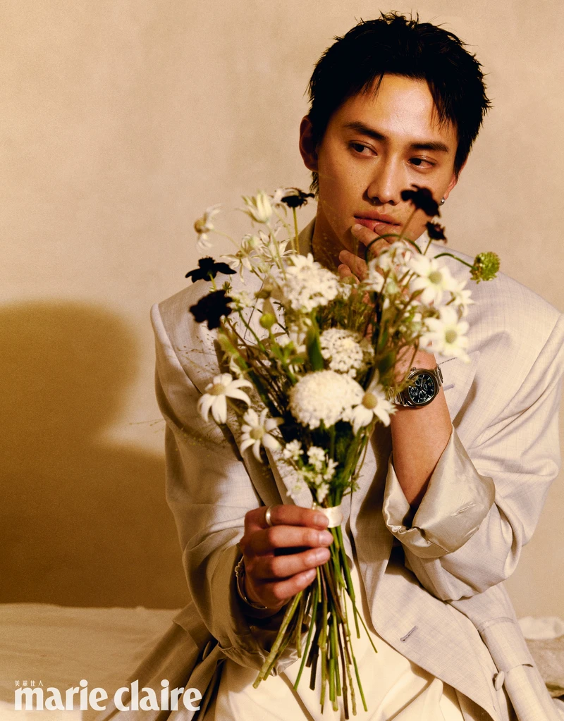 范少勳／石灰色羊毛尖角翻領雙排扣外套、白色超合身背心、石灰色羊毛寬版西裝褲，all by Givenchy； Polo 系列礦石綠超薄萬年曆自動上鍊腕錶、Possession 系列18K白金鑽石項鍊、藍寶石耳環、鑽石戒指，all by Piaget。