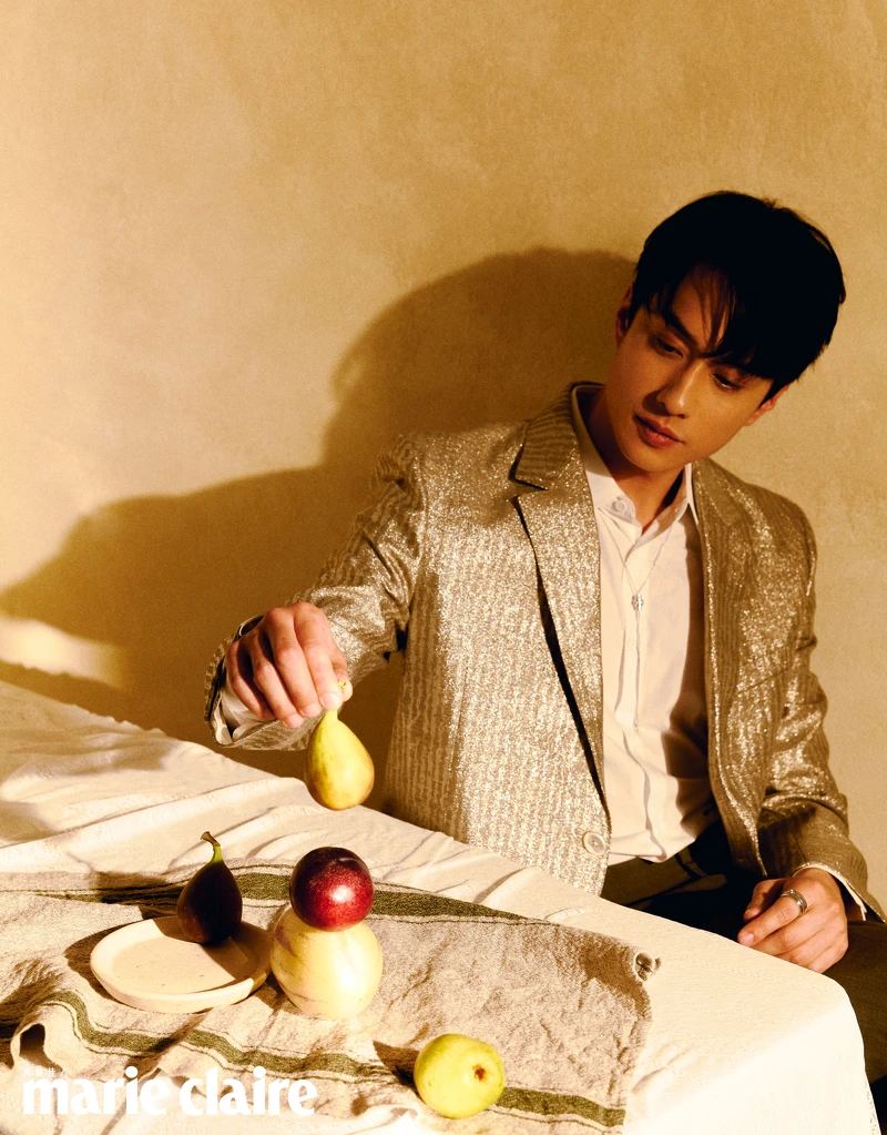 劉俊謙／金色亮澤寬鬆版型外套，Celine Homme；白色襯衫、黑色經典喇叭褲，both by Louis Vuitton；Possession系列18K白金鑽石戒指，Piaget。