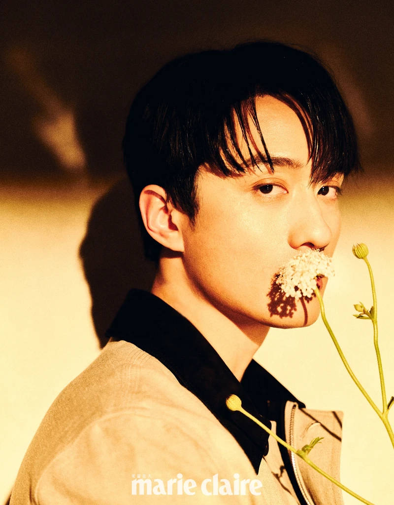 劉俊謙／沙色黑領外套、灰色短袖上衣，both by Ferragamo。