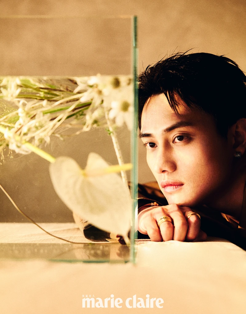 范少勳／黃褐色羊毛西裝外套、灌木叢色棉質襯衫，both by Burberry；Possession系列18K玫瑰金宮廷式雕刻飾紋手鐲、藍寶石耳環、彩色藍寶石戒指、鑽石戒指，all by Piaget。