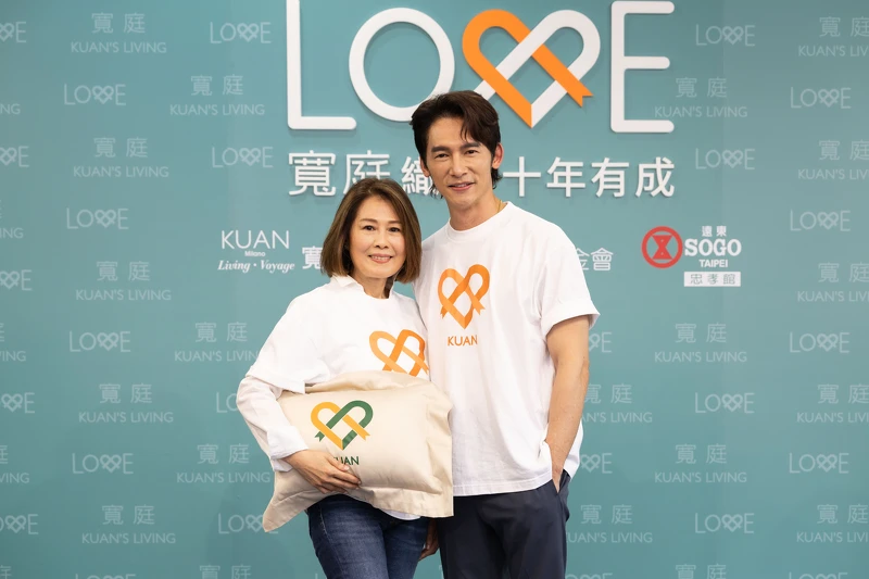 寬庭美學創辦人陳靜寬女士與愛心公益大使溫昇豪為陽光基金會在SOGO忠孝店義賣寬庭愛心抱枕。 寬庭美學創辦人陳靜寬女士與愛心公益大使溫昇豪為陽光基金會在SOGO忠孝店義賣寬庭愛心抱枕。