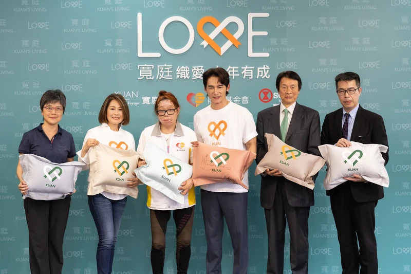 由左到右 陽光基金會執行長舒靜嫻寬庭美學陳靜寬 陽光織愛工作隊代表 愛心公益大使温昇豪 遠東SOGO百貨總經理汪郭鼎松 遠東SOGO 忠孝店店長賴必昌 由左到右 陽光基金會執行長舒靜嫻寬庭美學陳靜寬 陽光織愛工作隊代表 愛心公益大使温昇豪 遠東SOGO百貨總經理汪郭鼎松 遠東SOGO 忠孝店店長賴必昌