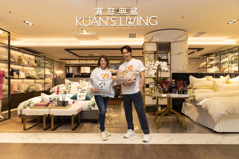 寬庭美學創辦人陳靜寬女士與愛心公益大使溫昇豪為陽光基金會在SOGO忠孝店義賣寬庭愛心抱枕。 寬庭美學創辦人陳靜寬女士與愛心公益大使溫昇豪為陽光基金會在SOGO忠孝店義賣寬庭愛心抱枕。