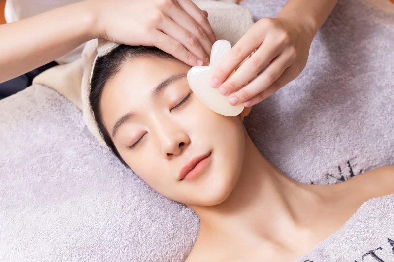 馭時金燦極致駐顏護理提拉玉石按摩。 馭時金燦極致駐顏護理提拉玉石按摩。