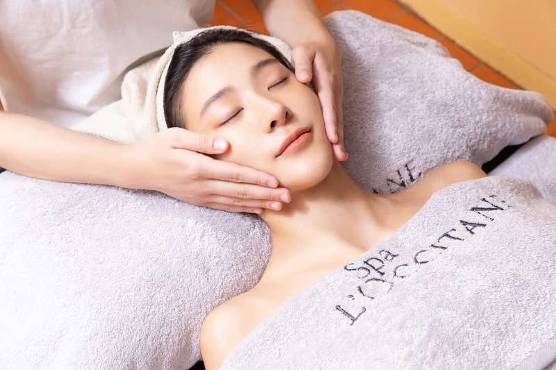 馭時金燦極致駐顏護理臉部按摩。 馭時金燦極致駐顏護理臉部按摩。