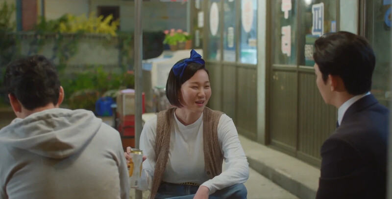 張允柱翹二郎腿、大口喝啤酒很是豪邁