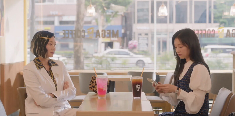 張允柱(左)一臉地下錢莊上門討債，卻點了杯很少女心的”粉紅氣泡飲”