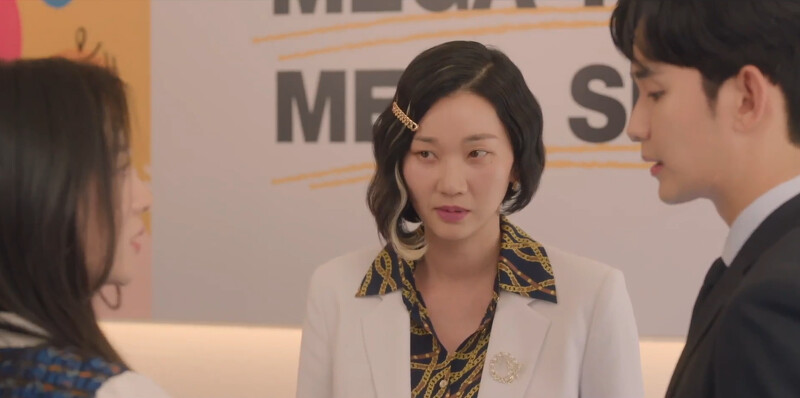 張允柱(中)挑染金髮、浮誇髮飾的造型，好想稱讚她好台喔！