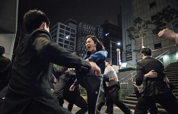 張允柱身手了得，一腳踢飛一個壞人