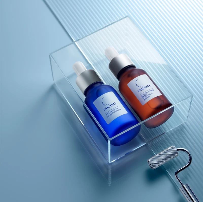 TAKAMI角質道小藍瓶與維他命5C+E精華。
