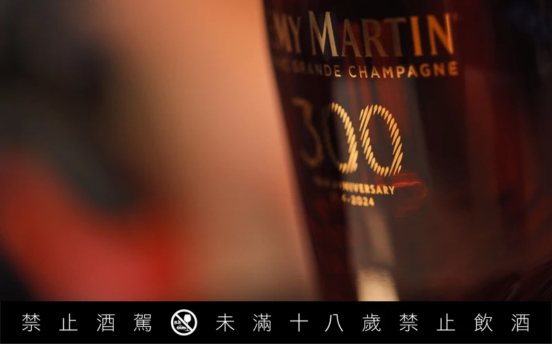 透明的瓶身則突顯了酒液的色澤。 透明的瓶身則突顯了酒液的色澤。