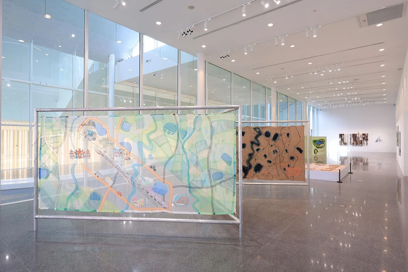 二樓展區「地圖城市」。 攝影／范文芳；圖片提供／桃園市立美術館。