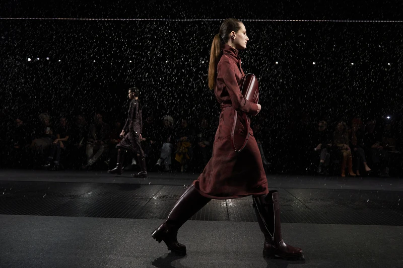 Hermès 2024秋冬秀場下起了浪漫的細雨。