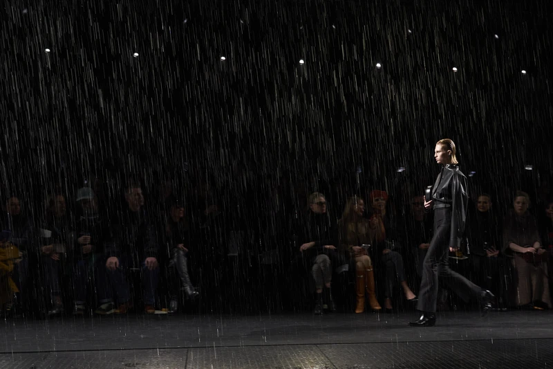 Hermès 2024秋冬秀場下起了浪漫的細雨。