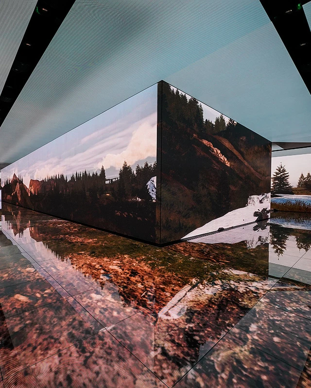 Balenciaga 2024秋冬秀場以電子影像作為開場。