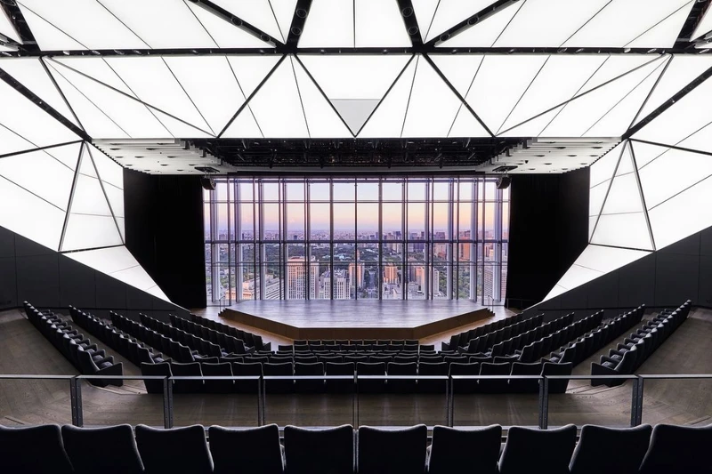 「Tokyo Node」設置有演藝廳、藝廊、泳池、餐廳，還有極具話題的「Tokyo Node Gallery」。