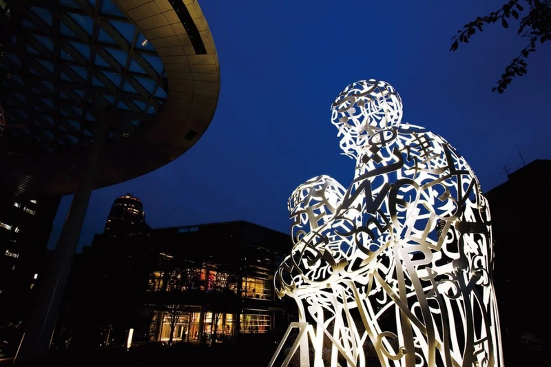 西班牙藝術家荷梅・潘薩（Jaume Plensa）的作品《Roots》位於綠色廣場上。