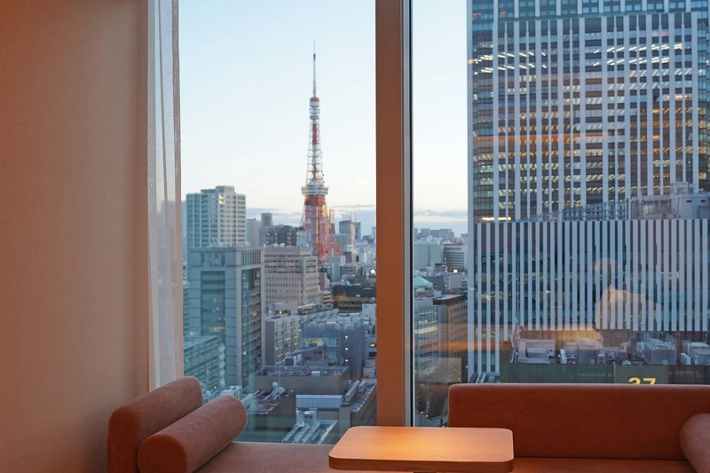 窗邊線條柔和的沙發床成為觀賞鐵塔美景的最佳位置。