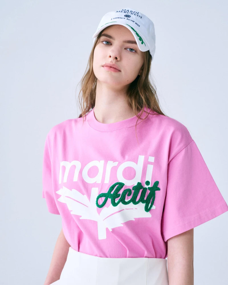 BLOOMMARDI 印花 T 恤粉白,NT2,280。 BLOOMMARDI 印花 T 恤粉白,NT2,280。